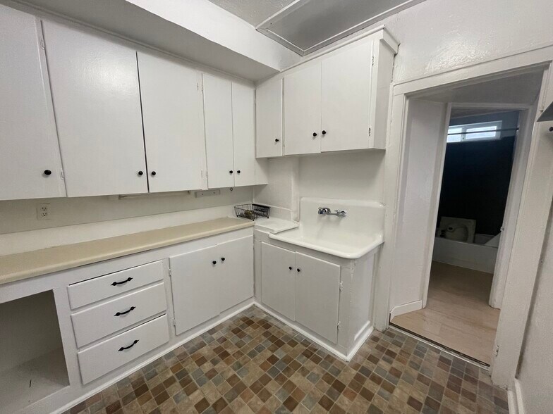 Building Photo - 390 W 19th Ave