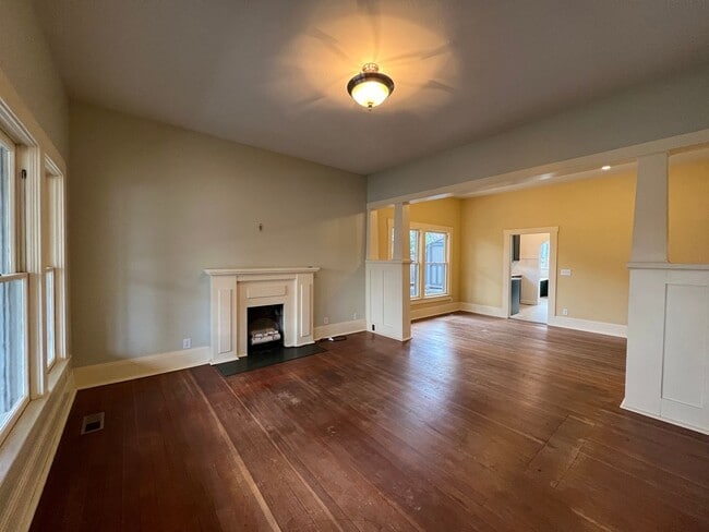 Building Photo - 3 Bedroom Craftsman style home in prime As...