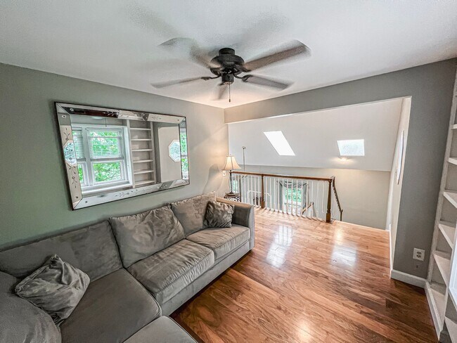 Building Photo - Bright And Relaxing 2 Bed 2 Bath Partially Furnished Home in Beautiful Franklin Farm Foundation