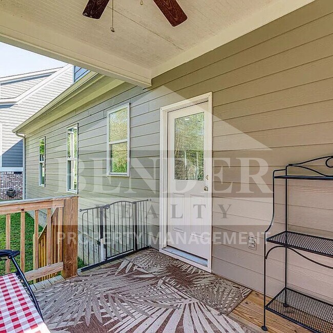 Building Photo - Beautiful Like New Home in Ooltewah