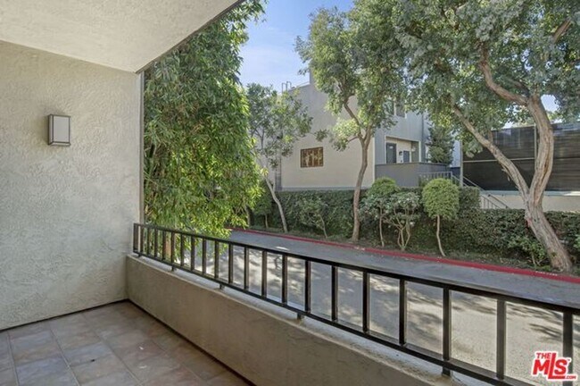 Building Photo - Stunning Playa del Rey Condo Awaits You!