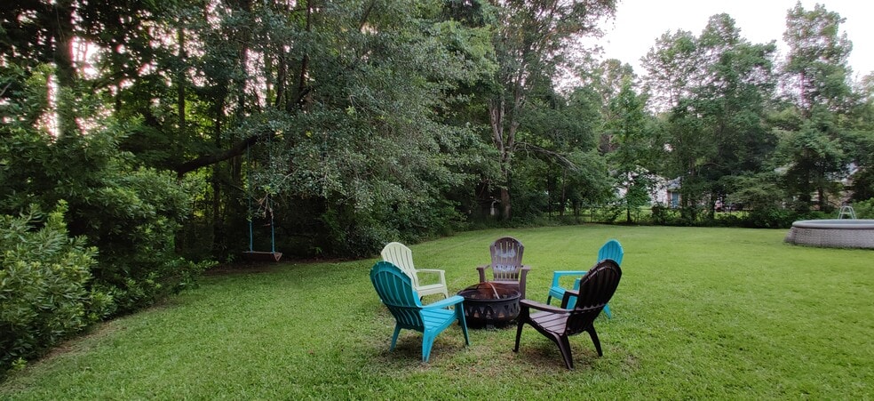 fully fenced back yard with privacy bushes/tress - 102 Anna Ct
