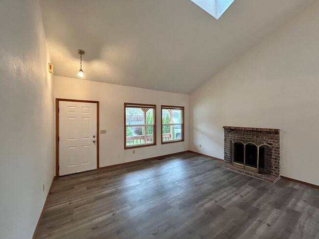 Building Photo - Ample 3 Bed, 2.5 Bath Charmer!