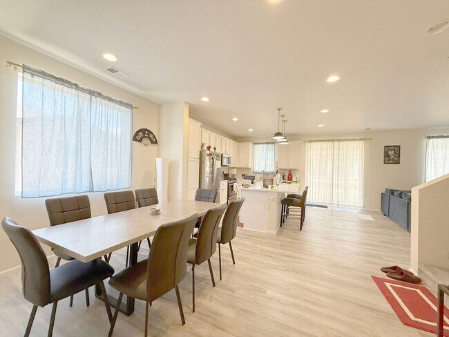 Building Photo - Gorgeous 4-Bedroom Home in Desirable Creek...