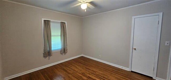 Building Photo - 3-bedroom, 1 bathroom, 1 car attached gara...