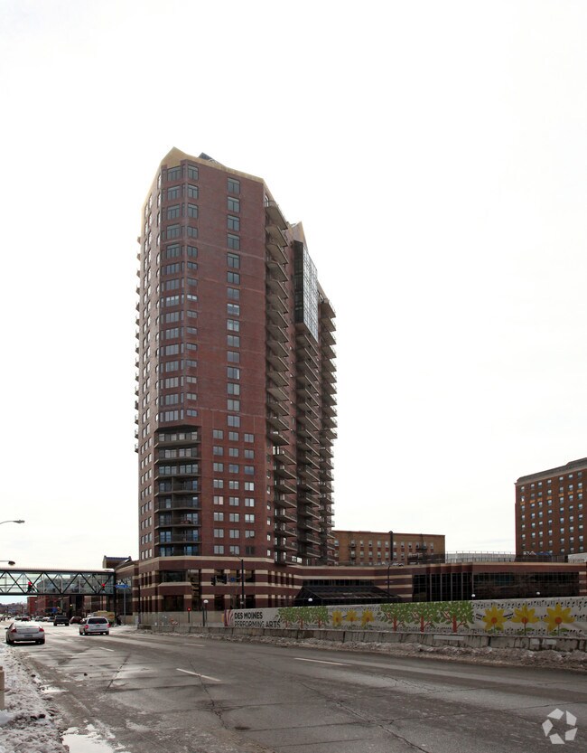 The Plaza 300 Walnut St Des Moines IA 50309 Apartment Finder