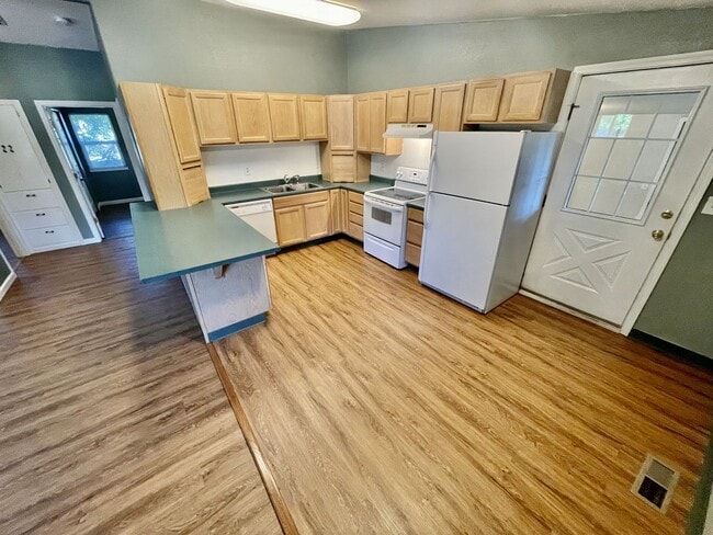 Building Photo - 3 bedroom 2 bathroom house