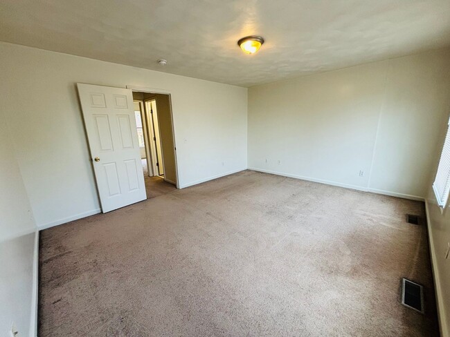 Building Photo - 3 Bedroom, 1.5 Bath Townhouse