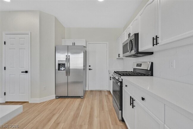 Building Photo - 9316 Perennial Ave