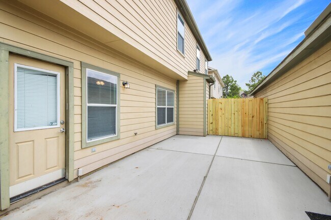 Building Photo - 23611 Wildwood Green Way