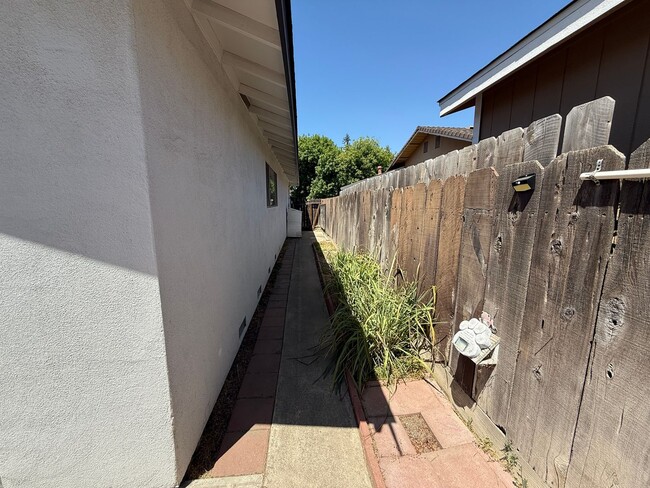 Building Photo - Updated single story home located in Ceres!