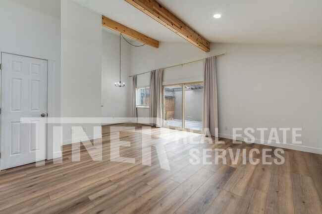 Building Photo - 324 Bridge Pl