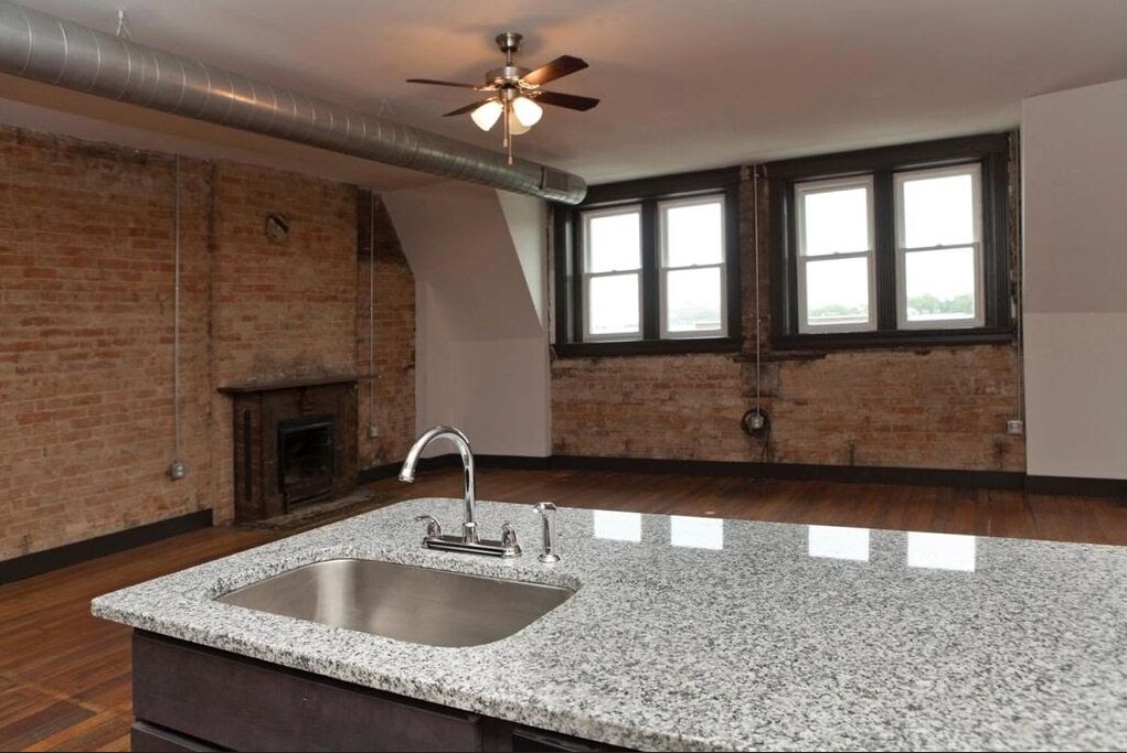 Building Photo - 2611 Short Vine St