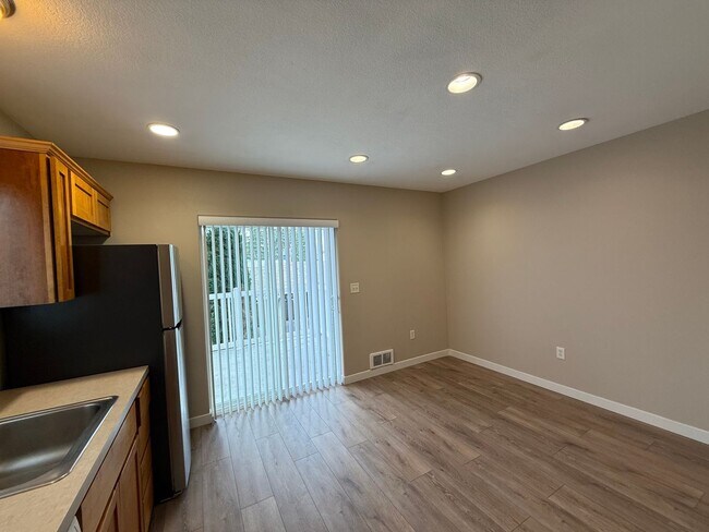 Building Photo - FREE RENT through FEBRUARY - SEE LISTING for DETAILS!  Newly Updated Two Bedroom Townhome Availab...