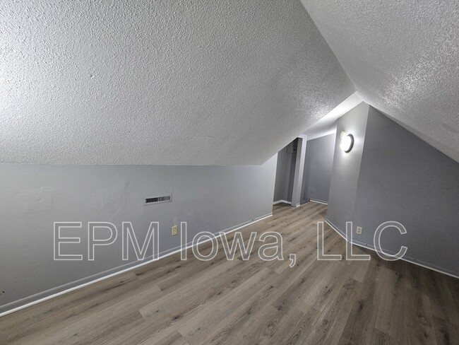 Building Photo - 301 Rath St