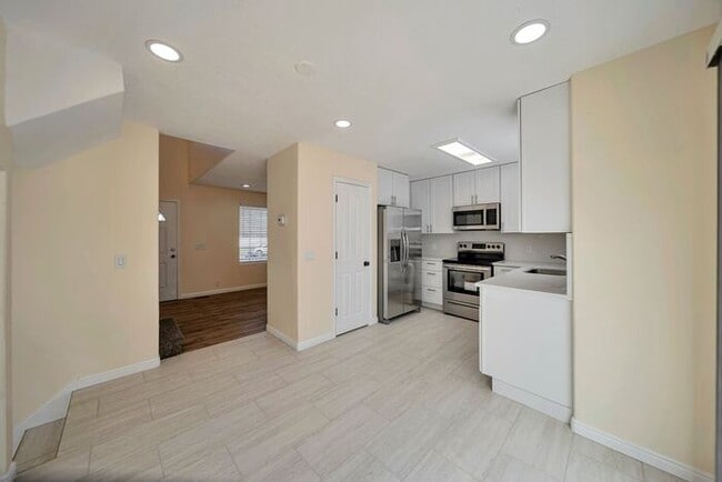 Building Photo - Awesome remodel home in great location w a...
