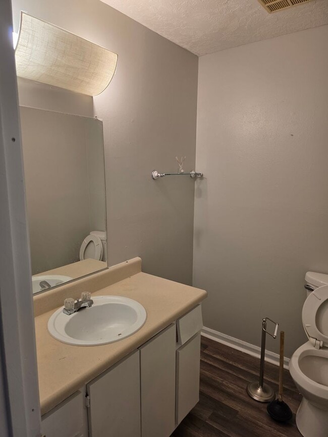 Building Photo - 3 Bedroom End Unit