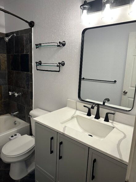 Building Photo - 225 E 8th Ave