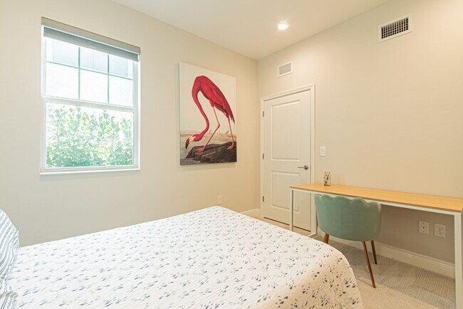Building Photo - Luxury Naples 2-Bed Home Minutes to Downtown & Beaches | Resort-Style Amenities