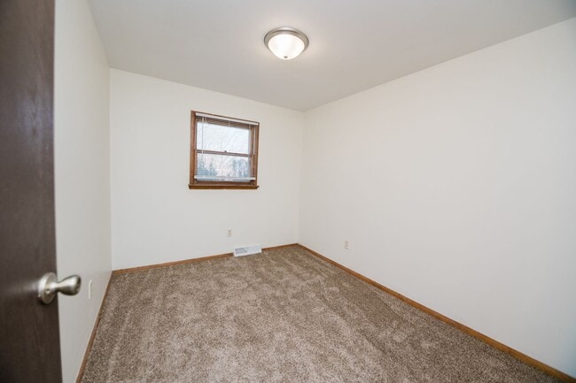 Building Photo - 3 bedroom / 1 bathroom Duplex in Portage