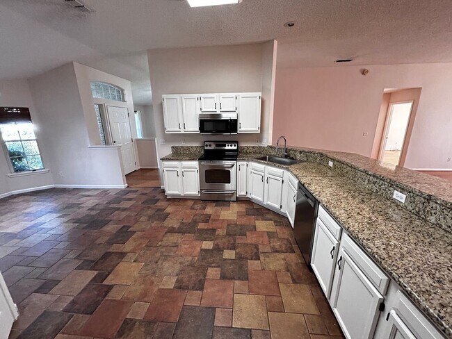Building Photo - 4 Bed 3 Bath Home. Over 2,400 sqft Near Jacksonville Beach. Amenities, Bonus Room, Guarded Gate. ...