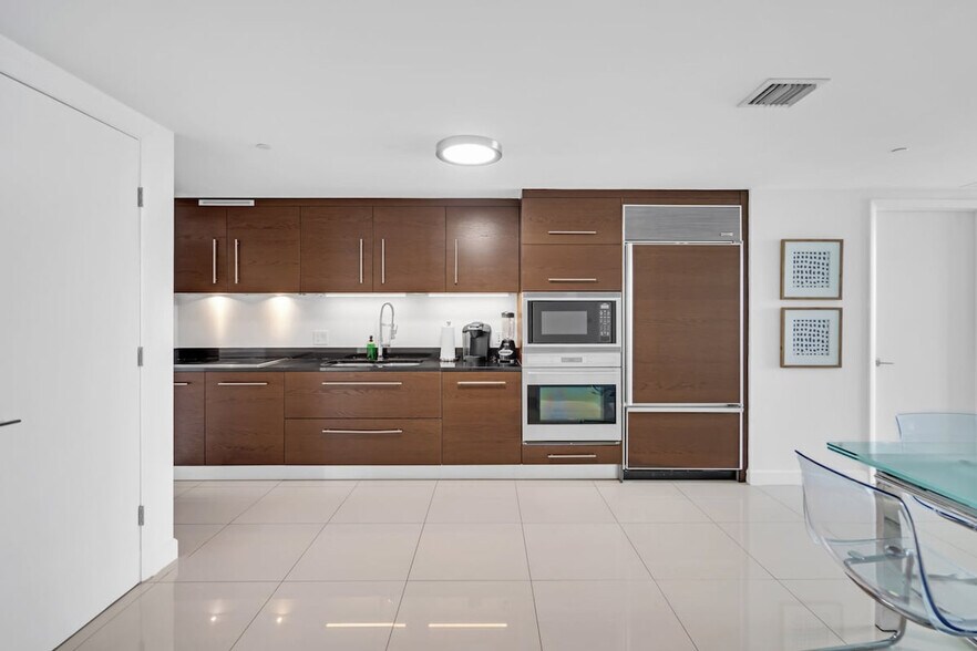 Building Photo - 485 Brickell Ave