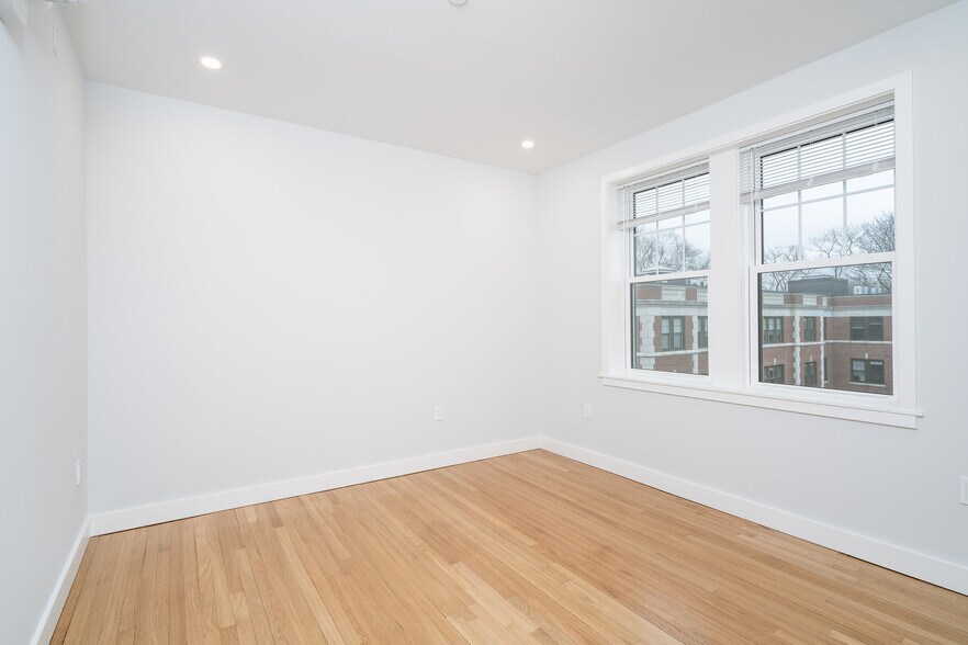 Building Photo - 27 Forest St