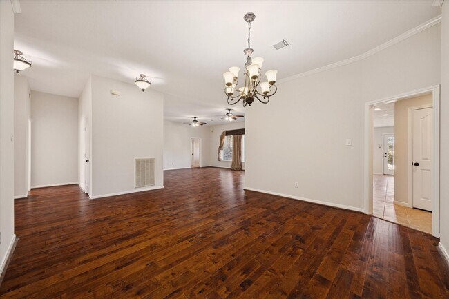 Building Photo - 501 Pine Bluff Dr