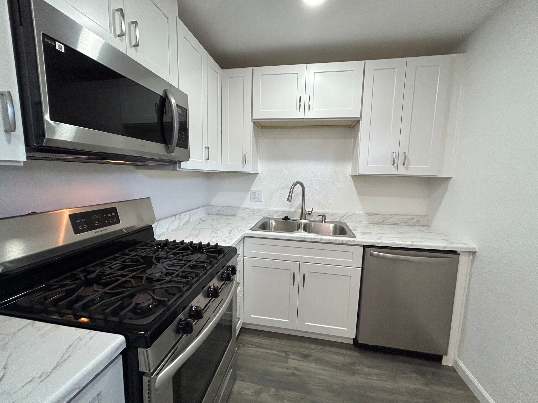Building Photo - 2122 S Granada Dr