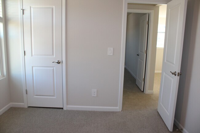 Building Photo - 832 Ottawa Dr