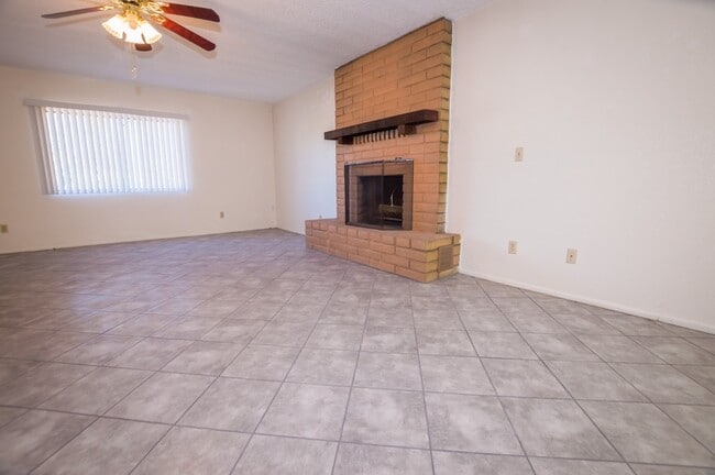 Building Photo - Welcome to this delightful 3-bedroom, 2-ba...