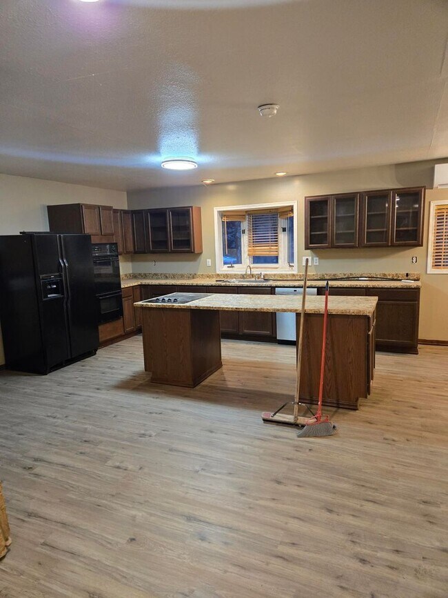 Building Photo - 2 Bedroom 1 Bath Rancher Close to Deer Park