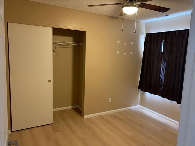 Building Photo - Open floorplan in Stetson Hills Rancher!