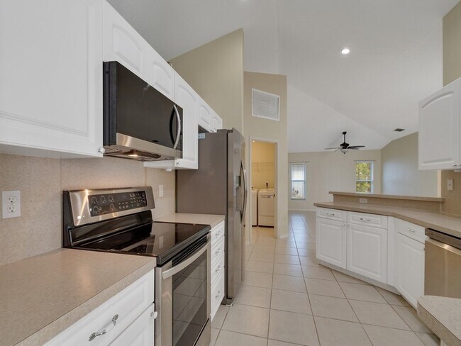 Building Photo - 962 Montrose Ave