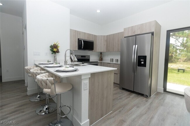 Building Photo - 1123 Deauville St E