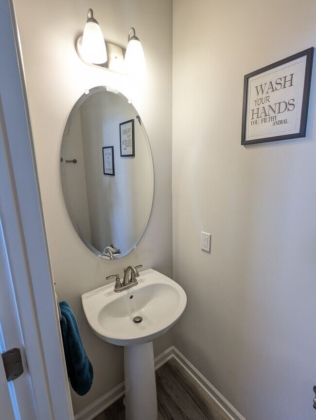 Building Photo - END UNIT newer build in ideal Frederick lo...