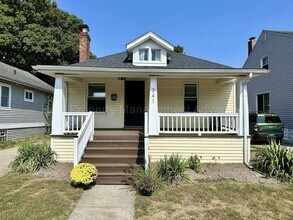 Building Photo - Fully Updated 2BR / 1.5BA – Steps from Dow...