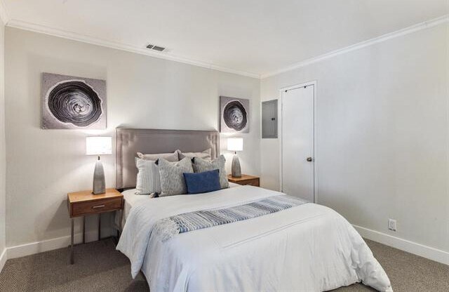 Building Photo - 2724 Oak Rd