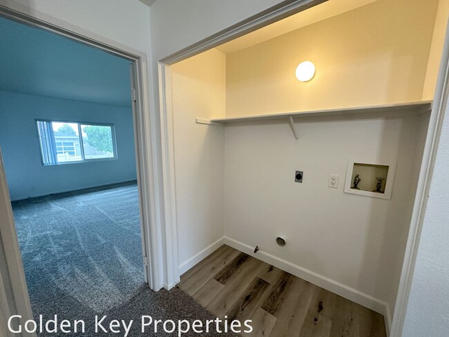 Building Photo - Remodeled Two-Bedroom Townhome in Encinita...