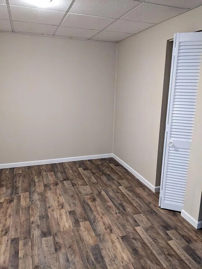 Building Photo - Room in House on Karl Ct