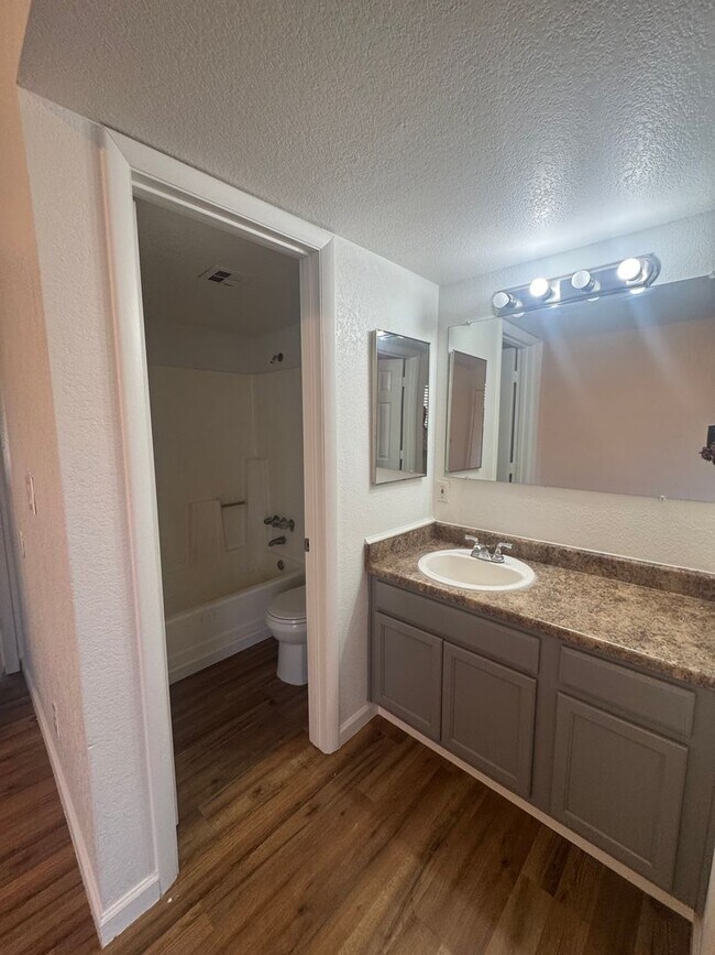 Building Photo - 4828 W Orangewood Ave