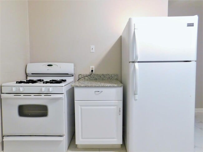 Building Photo - 805 Emery St