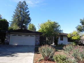 Building Photo - Classic Ranch Style Home in Top School Dis...