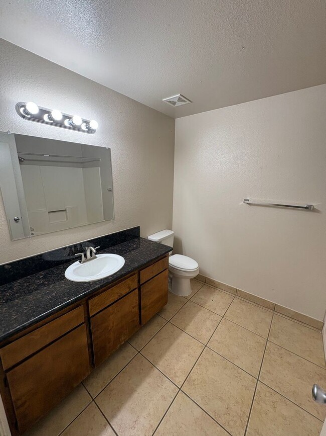 Building Photo - Cozy Home On Spacious Lot In Tulare Available Now!