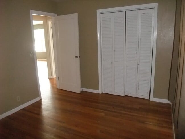 Building Photo - Adorable Little House Just A Few Blocks From The Campus