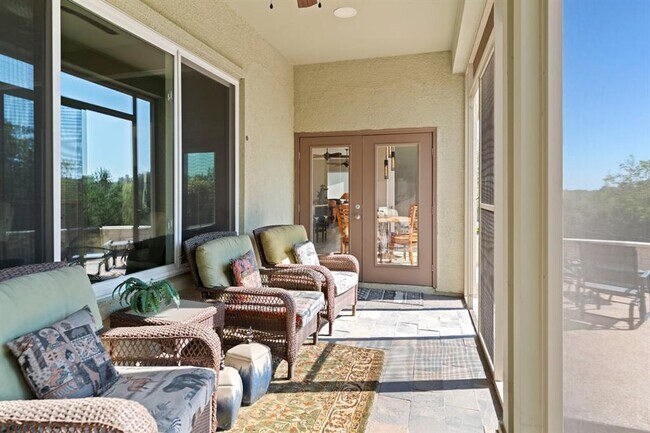 Building Photo - 121 Vinca Dr