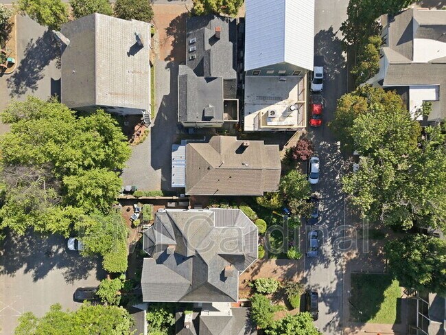 Building Photo - 523 N Pine St