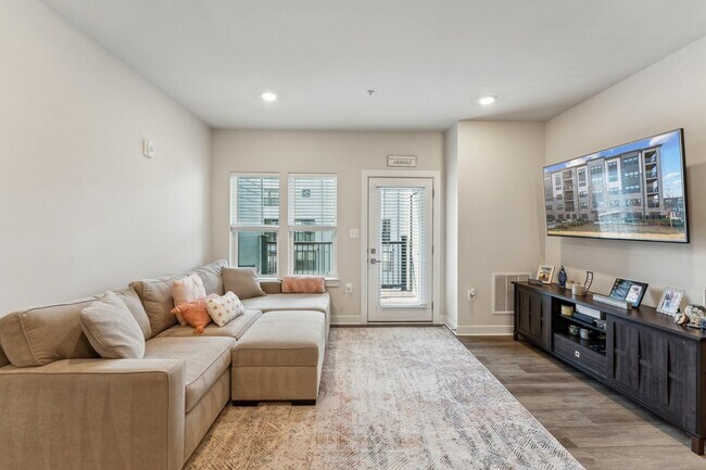 Building Photo - Gorgeous 2bd/2ba modern condo w/balcony located conveniently in MOSAIC AT WOODLAND PARK in Herndon.