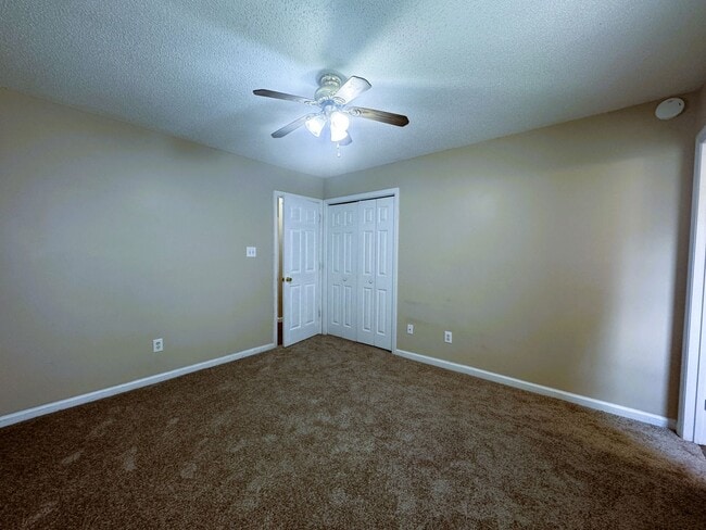 Building Photo - 2 BR/ 2 Bath End Unit! Minutes to Camp Lej...