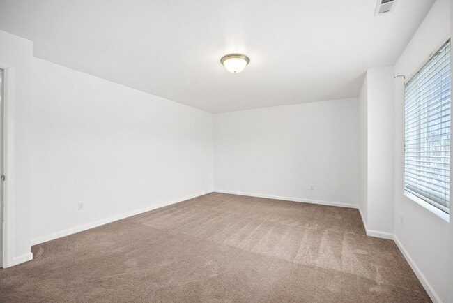 Building Photo - Spacious 4-Bed Puyallup Home For Rent | 3-Car Garage & Quick Commute to JBLM!